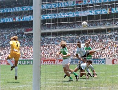 Harald Schumacher fliegt im Finale gegen Argentinien an einem Ball vorbei - 1:0 für Argentinien./ wikimedia