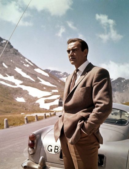 Sean Connery vor seinem Aston Martin in "Goldfinger"