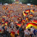 Deutschland-Fans mit Nationalfahnen