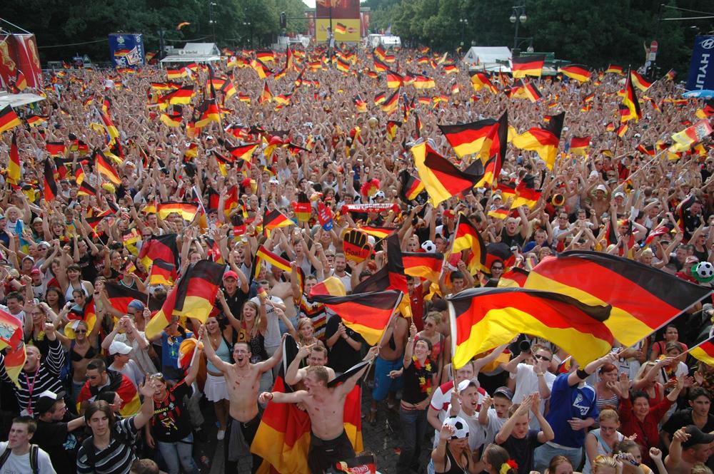 Deutschland-Fans mit Nationalfahnen