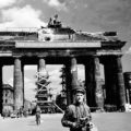 Sowjetischer Fotograf vor dem zerstörten Brandenburger Tor 1945