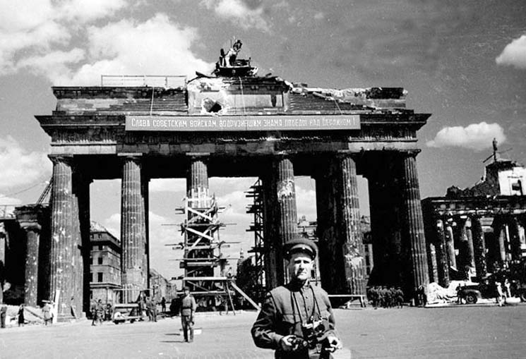 Sowjetischer Fotograf vor dem zerstörten Brandenburger Tor 1945